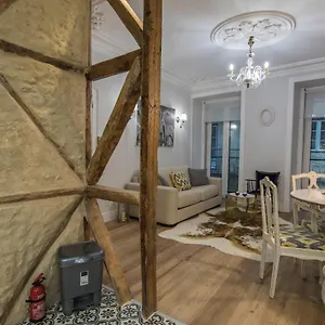 Lovelystay - Vintage Flat Near Santa Justa Elevator! Lisbon